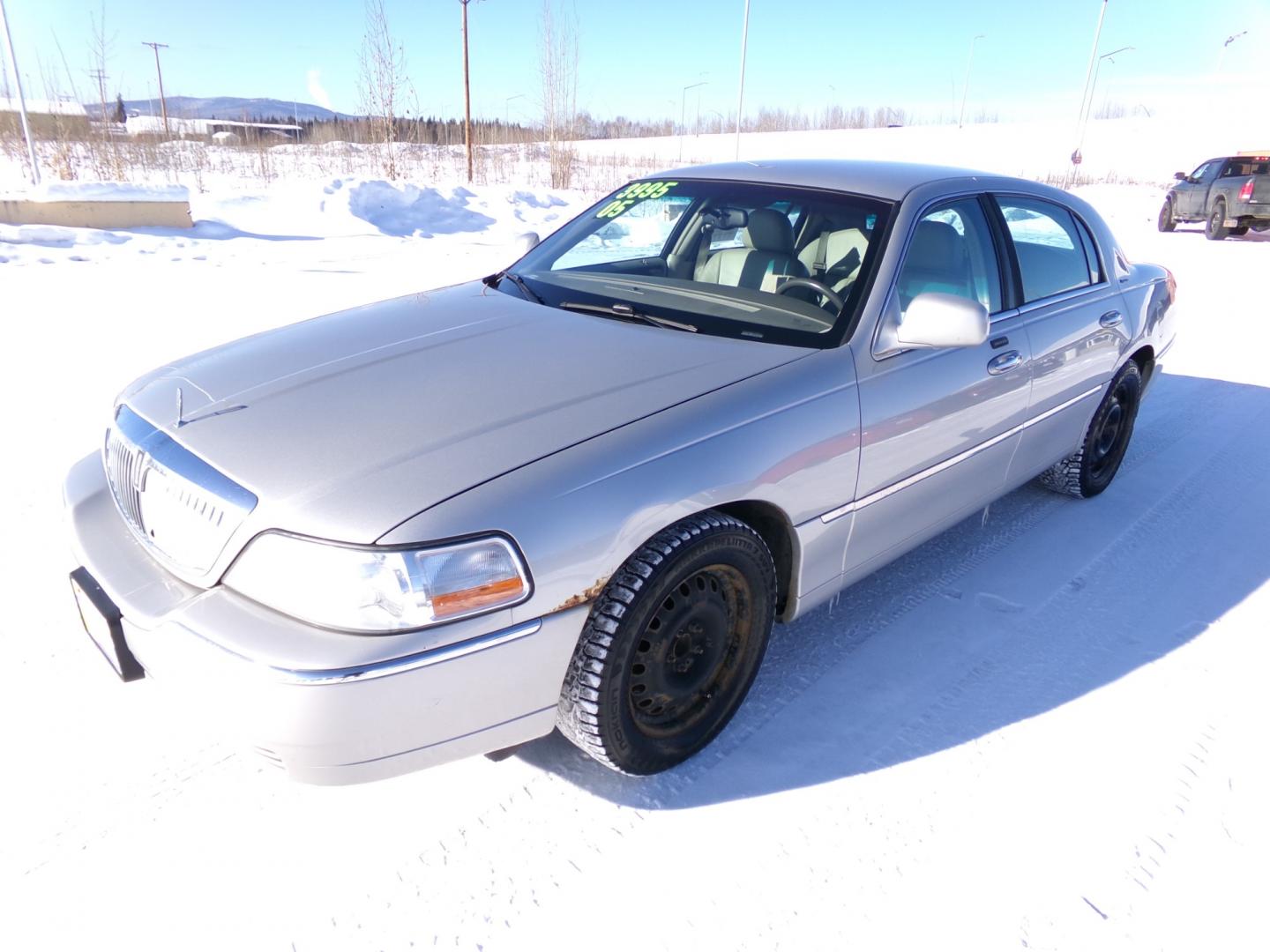 2005 Silver Lincoln Town Car Signature (1LNHM81W75Y) with an 4.6L V8 SOHC 16V engine, 4-Speed Automatic Overdrive transmission, located at 2630 Philips Field Rd., Fairbanks, AK, 99709, (907) 458-0593, 64.848068, -147.780609 - Photo#0